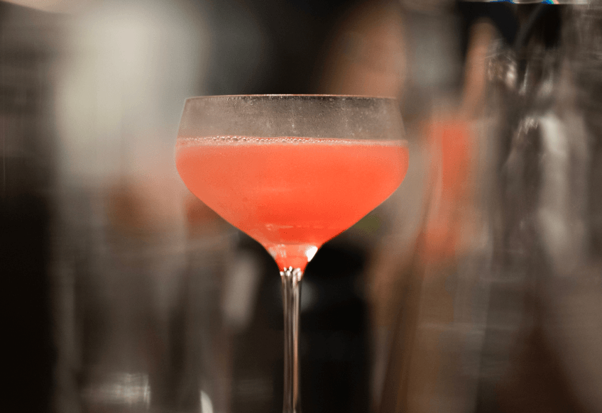 Imagem de um drink servido no Terminal BTG Pactual.