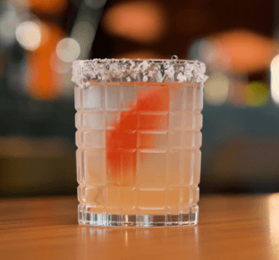 Imagem de um drink servido no Terminal BTG Pactual.