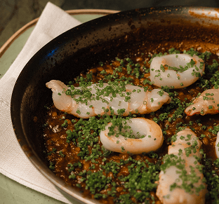 Imagem de um prato gourmet servido no Terminal BTG Pactual.