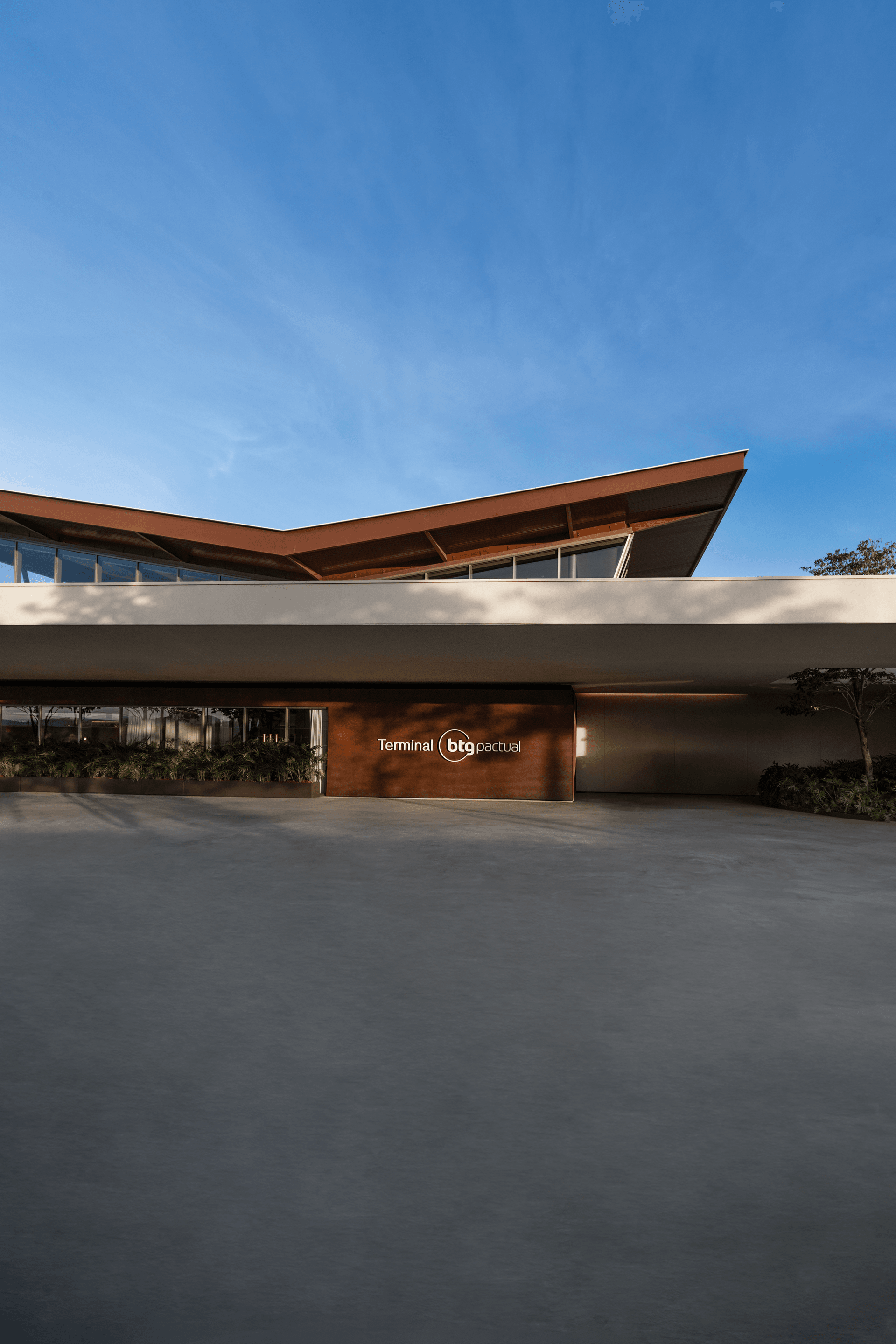Frente do Terminal BTG Pactual com céu azul ao fundo